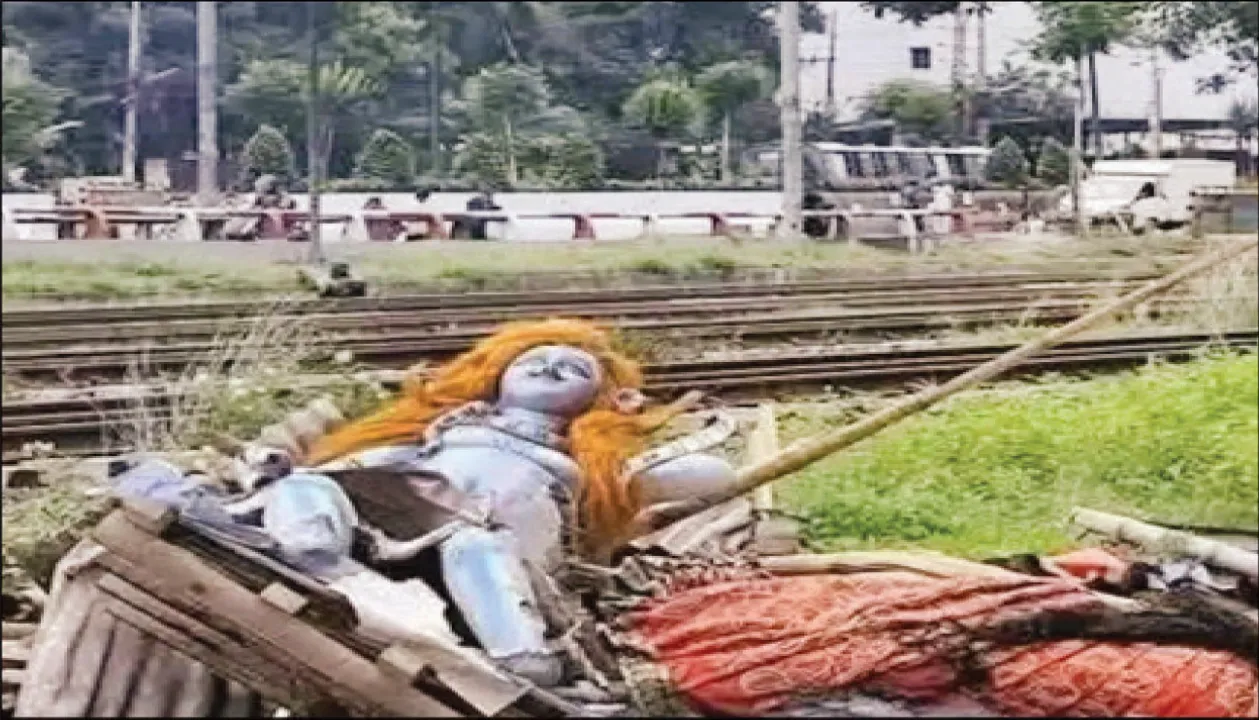  ବାଂଲାଦେଶରେ ଦୁର୍ଗା ମନ୍ଦିର ଭାଙ୍ଗିଲେ ଚରମପନ୍ଥୀ: ୟୁନୁସ୍‌ ସରକାରଙ୍କ ଉପରେ ବର୍ଷିଲା ଭାରତ
