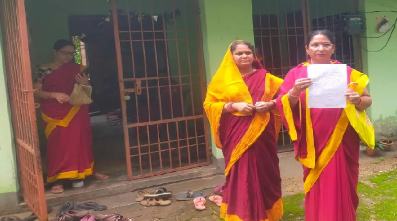  ଝିଅ ବାହାଘରରେ ୱାସିଂ ମେସିନ୍‌ ଦେଲେନି ବୋଲି... କ୍ୟାନ୍‌ସର ପୀଡ଼ିତା ଅଙ୍ଗନବାଡ଼ି କର୍ମୀଙ୍କୁ ୨ ଘଣ୍ଟା ଖରାରେ ଛିଡ଼ା କରାଇଲେ