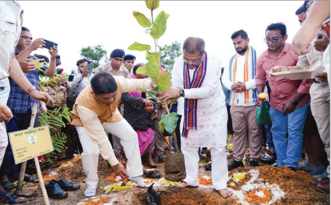  ବିଶାଳ ବୃକ୍ଷରୋପଣ ଅଭିଯାନର ଶୁଭାରମ୍ଭ; ସମ୍ବଲପୁରର ନୂଆ ପରିଚୟ ସୃଷ୍ଟି ହେଉ: ଧର୍ମେନ୍ଦ୍ର
