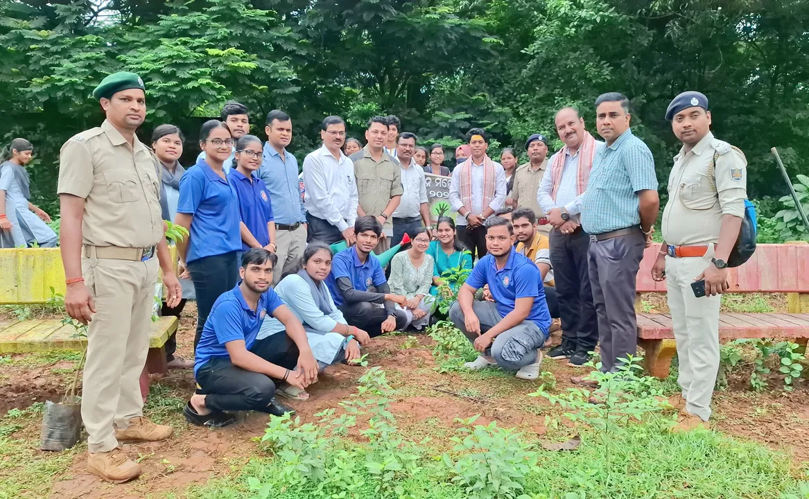  ବୃକ୍ଷରୋପଣ ମାଧ୍ୟମରେ ପ୍ରକୃତିର କୋଳକୁ ସବୁଜିମାରେ ଭରିଦେବାକୁ ଆହ୍ବାନ