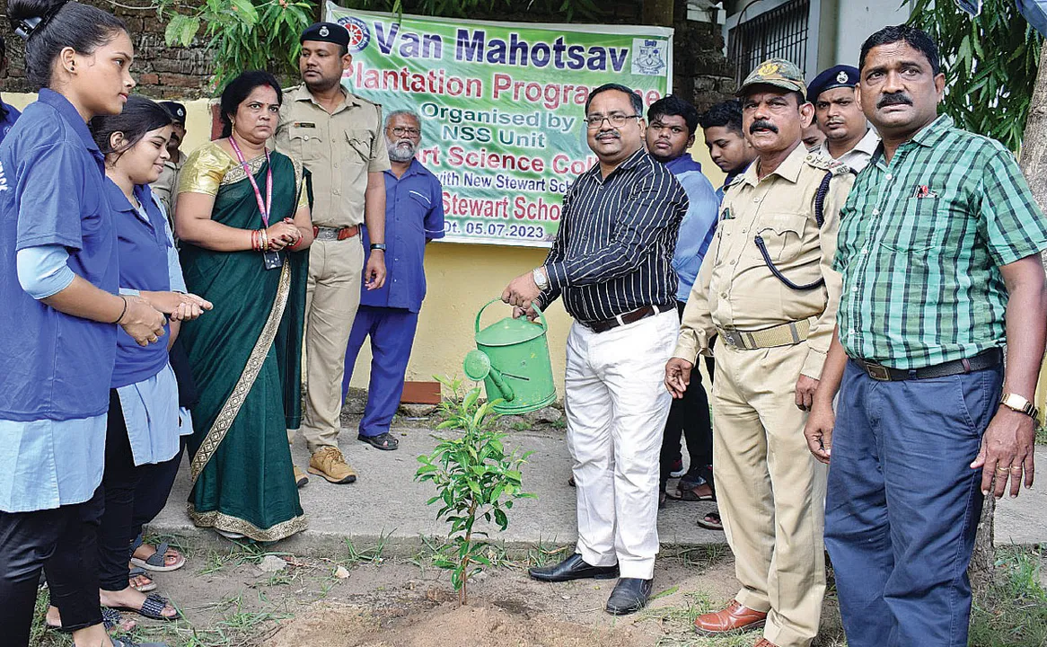  ପରିବେଶ ଯୋଦ୍ଧା: ଔଷଧୀୟ ବୃକ୍ଷ ରୋପଣ ଲାଗି ପଣ କରିଛନ୍ତି ମୋଜେସ୍