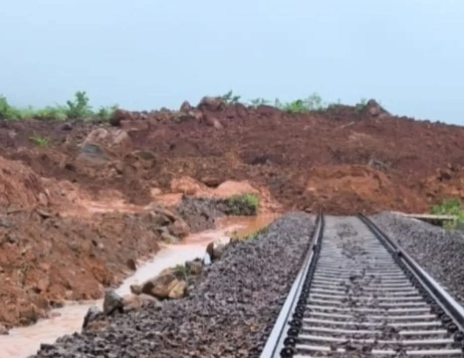  ଜୟପୁର-କୋରାପୁଟ ରେଳଲାଇନ୍‌ରେ ଭୂସ୍ଖଳନ ଘଟଣା: ୩ଟି ଟ୍ରେନ୍‌ ବାତିଲ