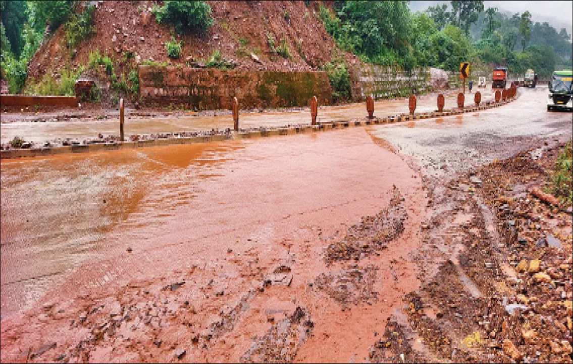  ଜାତୀୟ ରାଜପଥରେ ଭୂସ୍ଖଳନ: ପାଣି, ମାଟି ସହ ମାଡ଼ିଆସିଲା ପଥରଖଣ୍ଡ, ଉପୁଡ଼ି ପଡ଼ିଛି ବଡ଼ବଡ଼ ଗଛ