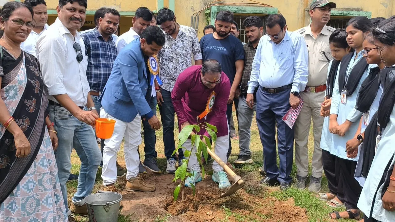  ବୃକ୍ଷ ରୋପଣ ହିଁ ପ୍ରକୃତିକୁ ପ୍ରଳୟ ମୁହଁରୁ ବଞ୍ଚାଇପାରିବ: ବିଧାୟକ