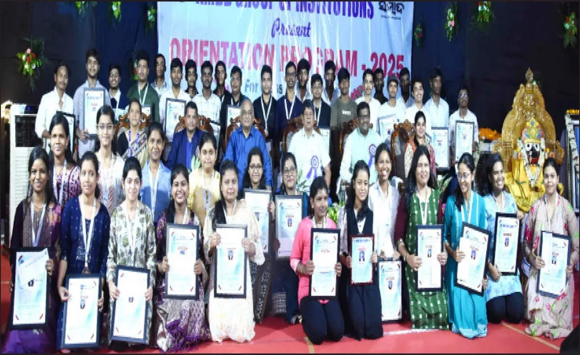  କେଏମବିବି ଓରିଏଣ୍ଟେସନ୍ କାର୍ଯ୍ୟକ୍ରମରେ କୃତୀ ଛାତ୍ରଛାତ୍ରୀ ପୁରସ୍କୃତ