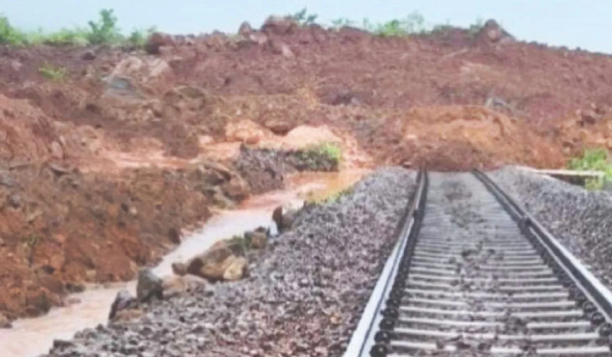  କେକେ ଲାଇନ୍‌ରେ ଭୂସ୍ଖଳନ: ରେଳଧାରଣାରେ ଜମିଛି ମାଟି ଅତଡ଼ା