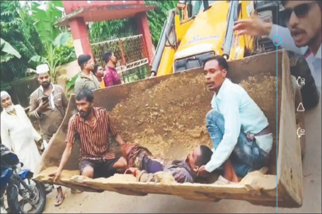  ପୂର୍ତ୍ତ ବିଭାଗ ଡ୍ରେନ୍‌ କାମ କରୁଥିଲା, ଭୁଶୁଡ଼ିଲା ପାଚେରି: ମୃତାହତଙ୍କୁ ଜେସିବିରେ ନେଲେ ଡାକ୍ତରଖାନା