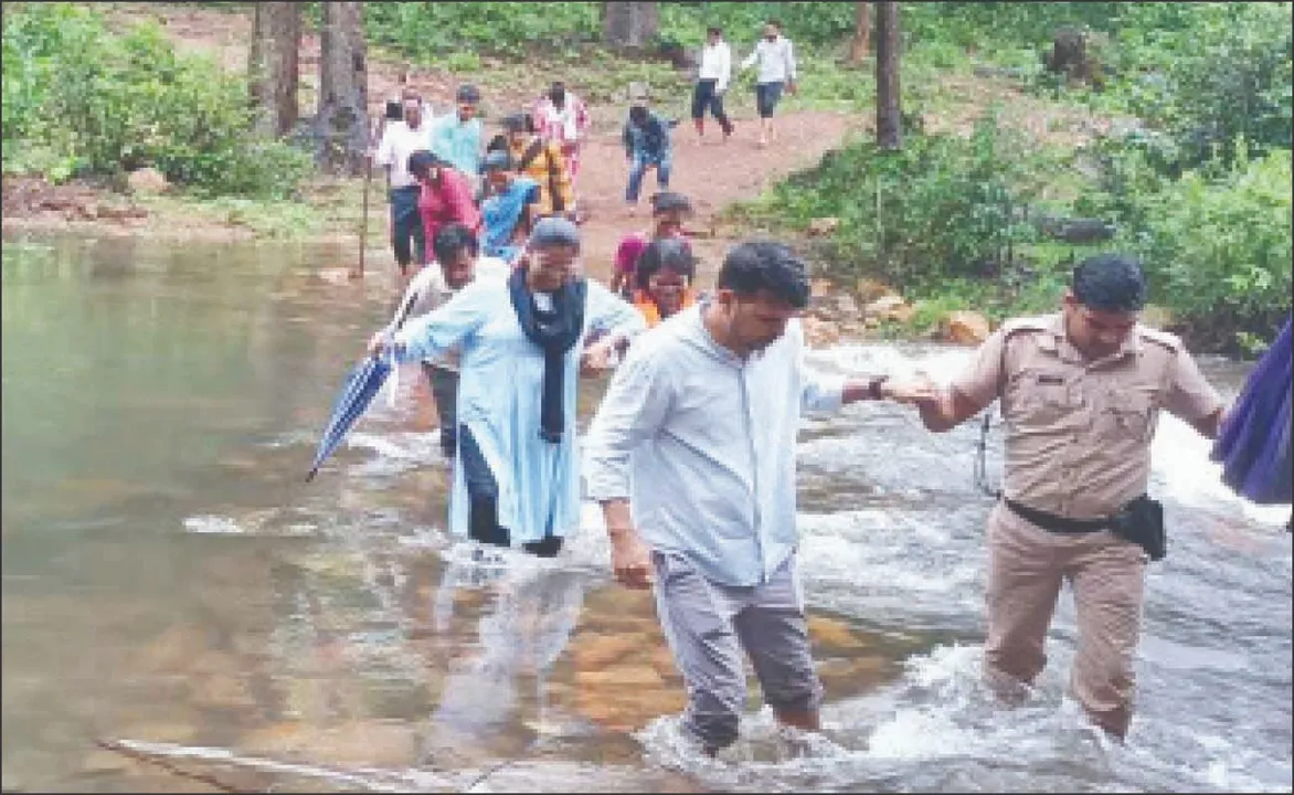  ନାଳ ପାର ହୋଇ ଲୋକଙ୍କ ଦୁଃଖ ଶୁଣିଲେ ଜିଲ୍ଲାପାଳ