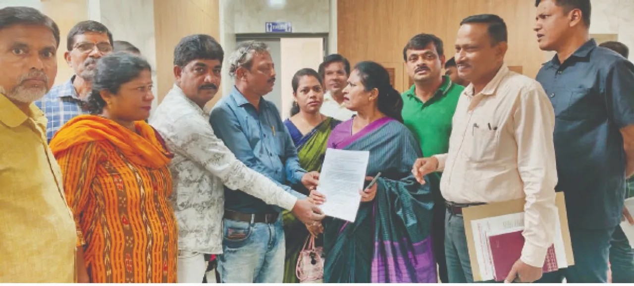  ଜାଲ୍‌ ଟ୍ରେଡ୍‌ ଲାଇସେନ୍ସ ଦେଇ ଲକ୍ଷାଧିକ ଟଙ୍କା ଠକେଇ: ବୁଲୁଛନ୍ତି ନକଲି ବିଏମ୍‌ସି ଅଧିକାରୀ, ମେୟର, ଡିସିପିଙ୍କୁ ଅଭିଯୋଗ କଲା ଉଠାଦୋକାନୀ ମହାସଂଘ