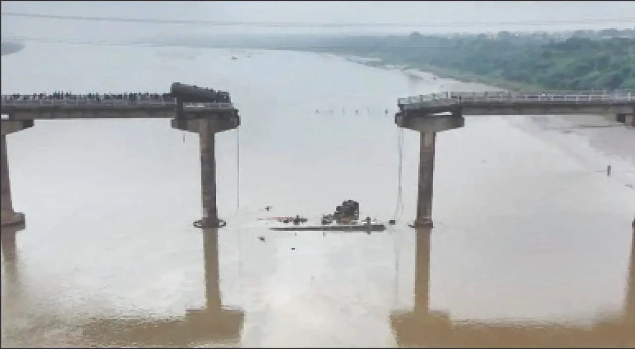  ବଡ଼ୋଦରାରେ ପୋଲ ଭୁଶୁଡ଼ିଲା: ନଦୀକୁ ଖସିଲା ୫ ଗାଡ଼ି, ୧୩ ମୃତ