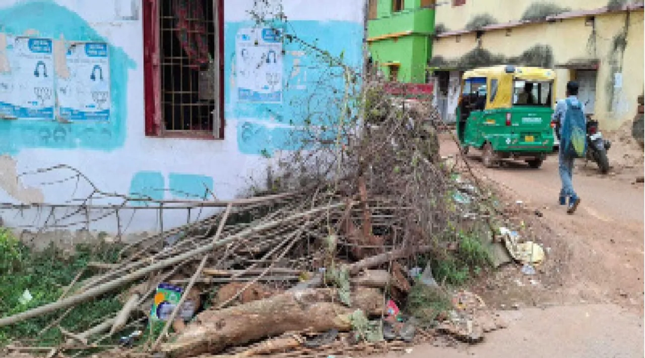  ମନ୍ଥର ଗତିରେ ଚାଲିଛି ରାସ୍ତା କାମ: ୭ ଦିନ ହେଲା ଉଠୁନି ଅଳିଆ