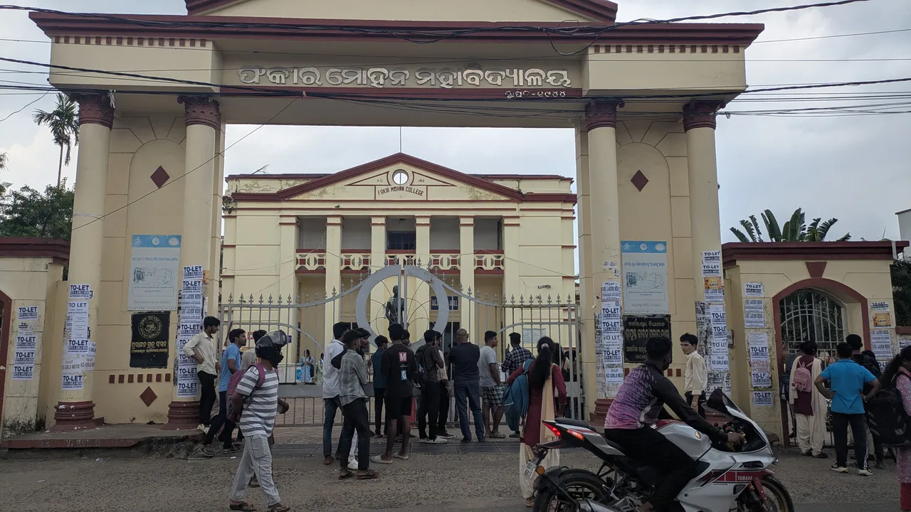  କଲେଜ୍‌ ଛାତ୍ରୀ ଦେହରେ ନିଆଁ ଲଗାଇବା ମାମଲା: ଅଧ୍ୟକ୍ଷ, ବିଭାଗୀୟ ମୁଖ୍ୟ ନିଲମ୍ବିତ