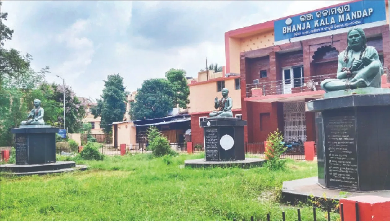  ପୂଜ୍ୟପୂଜାରେ ବ୍ୟତିକ୍ରମ: ତିନି ମହାପୁରୁଷଙ୍କ ବେକରେ ଝୁଲୁଛି ଶୁଖିଲା ଫୁଲମାଳ, ଭଞ୍ଜକଳାମଣ୍ଡପ ଆଗରେ ଅପରିଷ୍କାର ପରିବେଶ