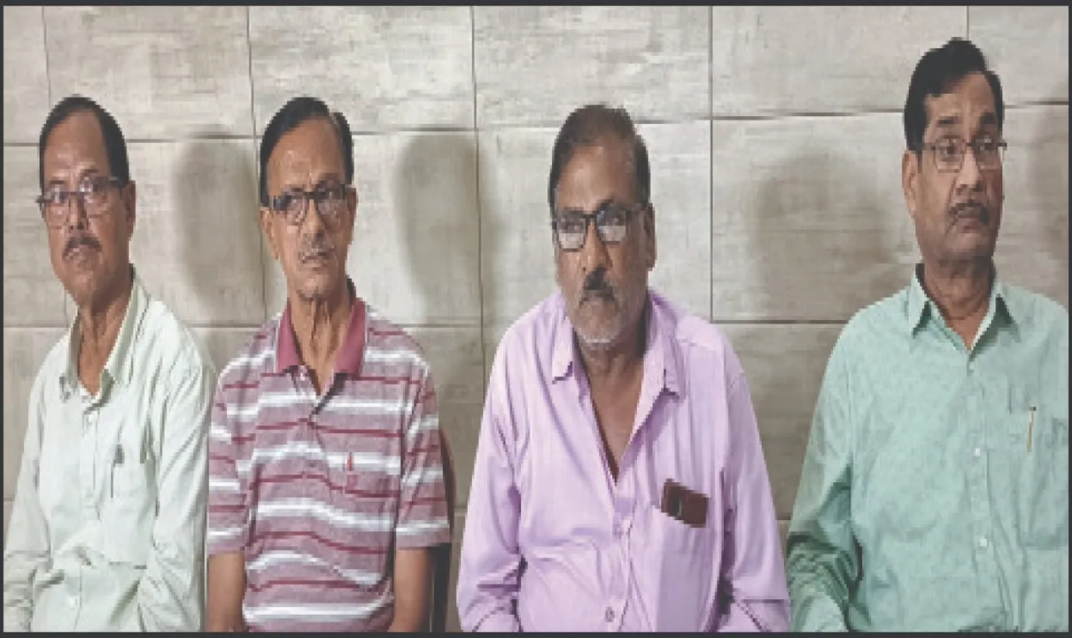  ଡ୍ରାଇଭର ମହାସଂଘର ଷ୍ଟିଅରିଂ ଛାଡ଼ ଆନ୍ଦୋଳନରେ ଫାଟ: ଆନ୍ଦୋଳନରୁ ଓହରିଲା ବସ୍ ମାଲିକ ସଂଘ
