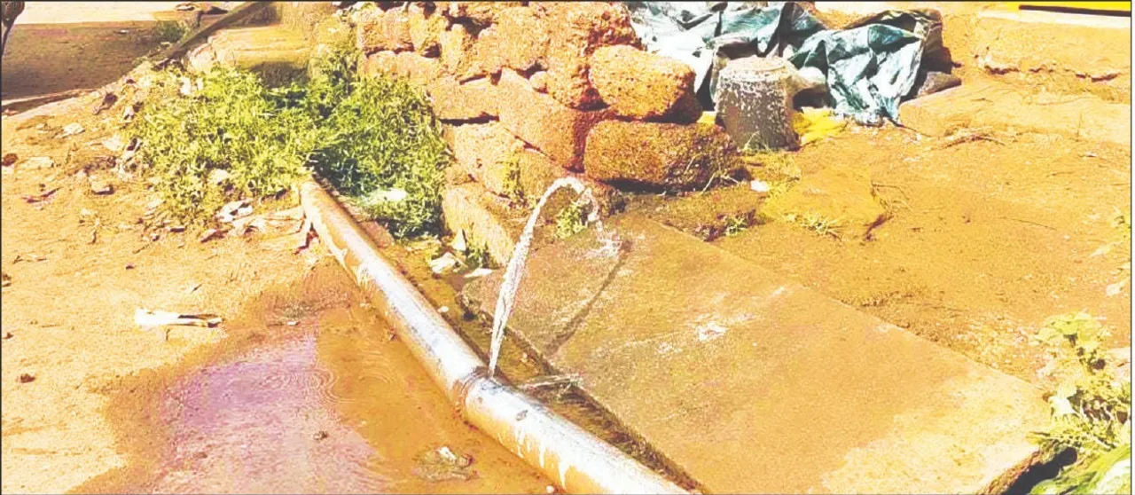  ରାସ୍ତାରେ ନଷ୍ଟ ହେଉଛି ଯୋଗାଣ ପାଣି
