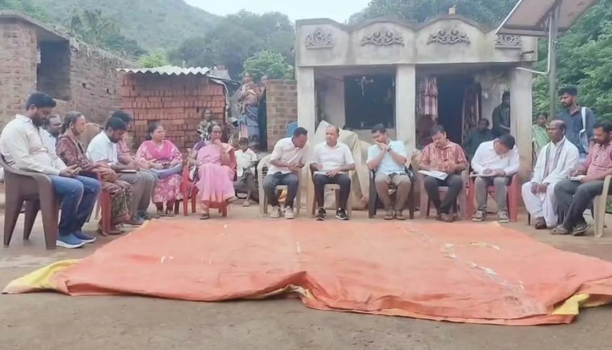  କଂଜାମଯୋଡି ଗ୍ରାମରେ ଲୋକଙ୍କ ସହ ଆଲୋଚନା କଲେ ସରକାରୀ ଅଧିକାରୀ