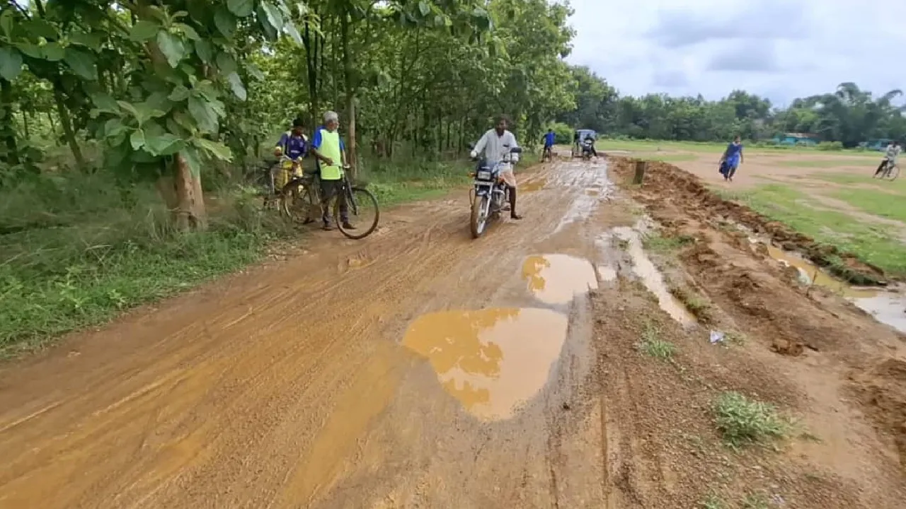  ସଙ୍କଟାପନ୍ନ ଅବସ୍ଥାରେ ସହିଦ ନୁଦୁରାମଙ୍କ ଗାଁକୁ ସଂଯୋଗ କରୁଥିବା ରାସ୍ତା