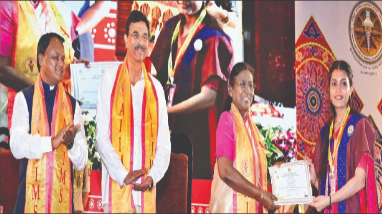  ଏମ୍‌ସ ସମାବର୍ତ୍ତନ ଗାଉନ୍‌ରେ ସମ୍ବଲପୁରୀ ଝଲକ୍‌