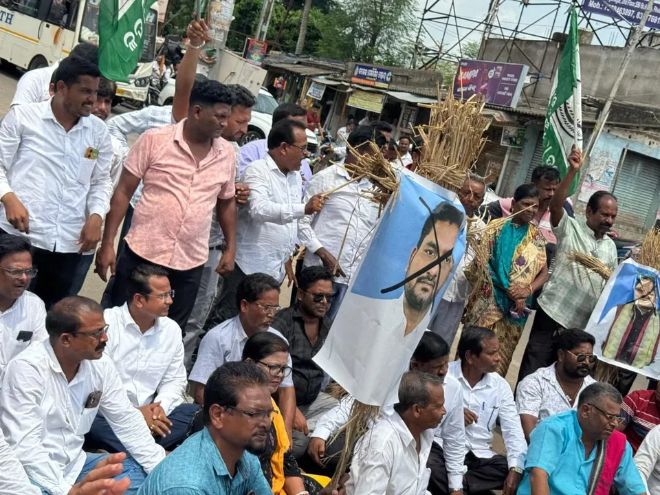  ଆଜି ବାଲେଶ୍ଵର ବନ୍ଦ, ଏଫ୍ଏମ୍ କଲେଜ ଛାତ୍ରୀ ଆତ୍ମାହୁତି ଘଟଣାରେ ଦୃଢ଼ ହେଉଛି ପ୍ରତିବାଦ