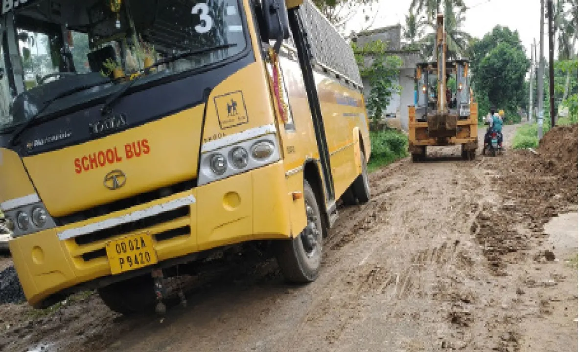 ଦୁର୍ଘଟଣାରୁ ଅଳ୍ପକେ ବର୍ତ୍ତିଲା ସ୍କୁଲ ବସ୍‌: ବାଲିପାଟଣା ବଜାର-ସରିପୁର ରାସ୍ତା ପାଲଟିଛି ମରଣଯନ୍ତା