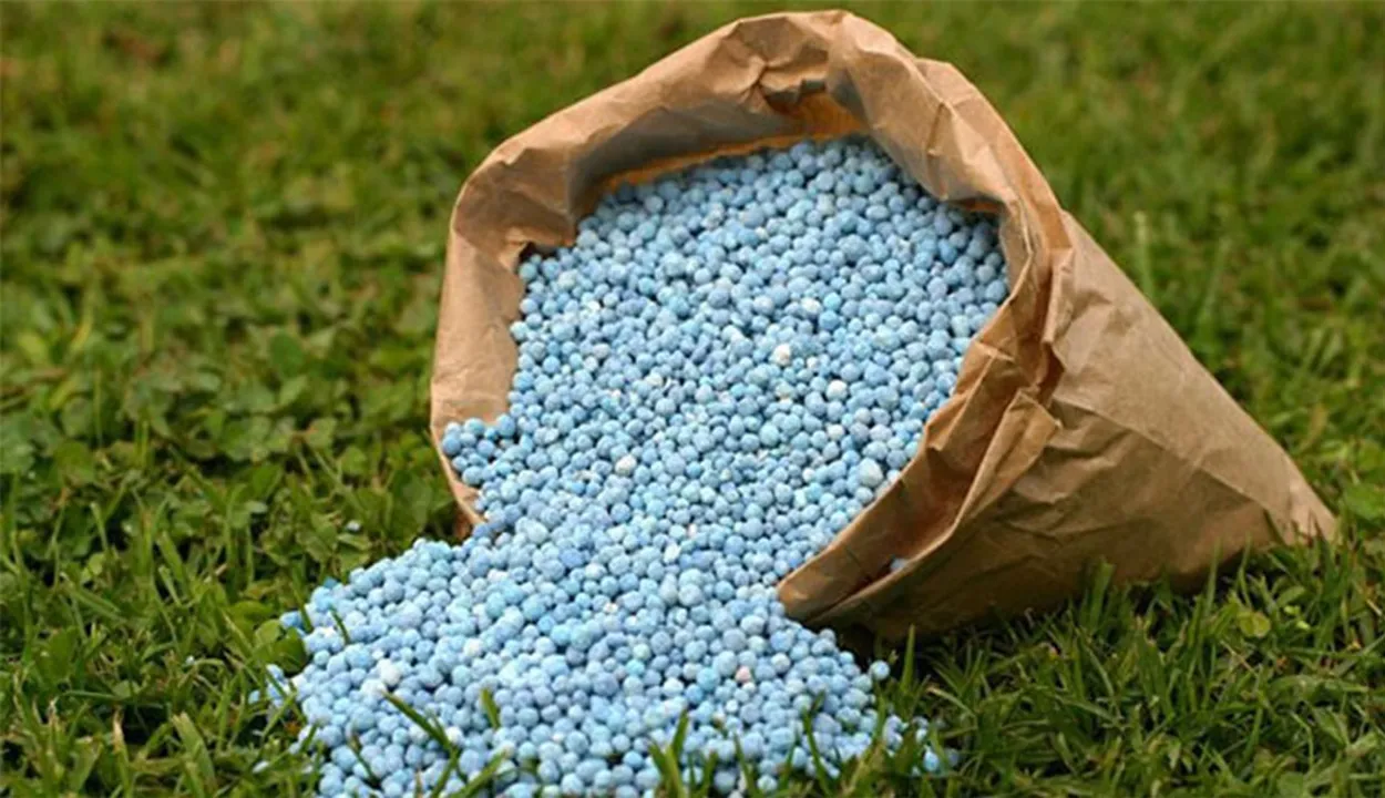  Photograph: (Fertilizer machine) 
