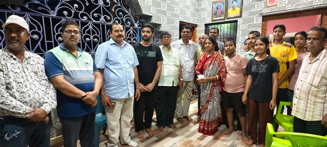  ସମାଜସେବୀ ଭଗବାନ ମହାପାତ୍ରଙ୍କ ବିୟୋଗରେ ଶୋକସନ୍ତପ୍ତ ପରିବାରକୁ ଭେଟିଲେ 'ଇଷ୍ଟର୍ଣ୍ଣ ମିଡ଼ିଆ’ର ଅଧ୍ୟକ୍ଷ