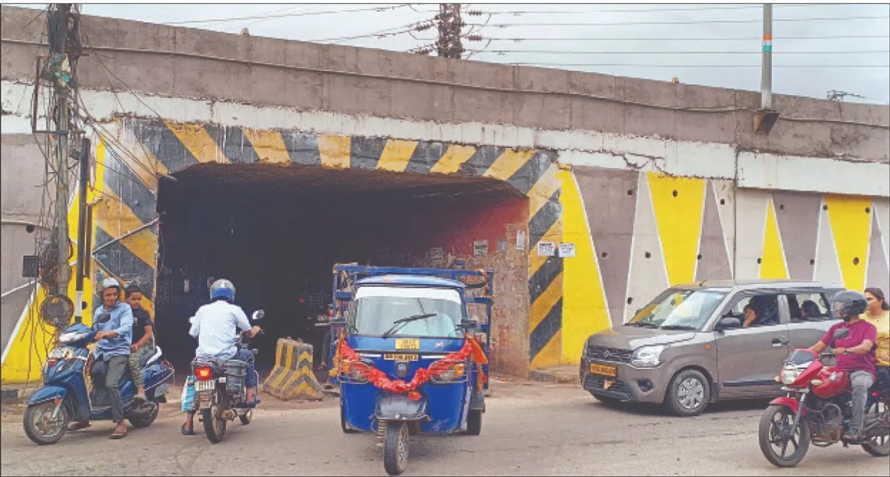  ଏମ୍‌ସ ଅଣ୍ଡରପାସ୍‌ରେ ଟ୍ରାଫିକ୍‌ ଯନ୍ତ୍ରଣା: ଅମାନିଆ ଚାଳକଙ୍କୁ ତାଗିଦ୍‌ କରୁନି ପୁଲିସ