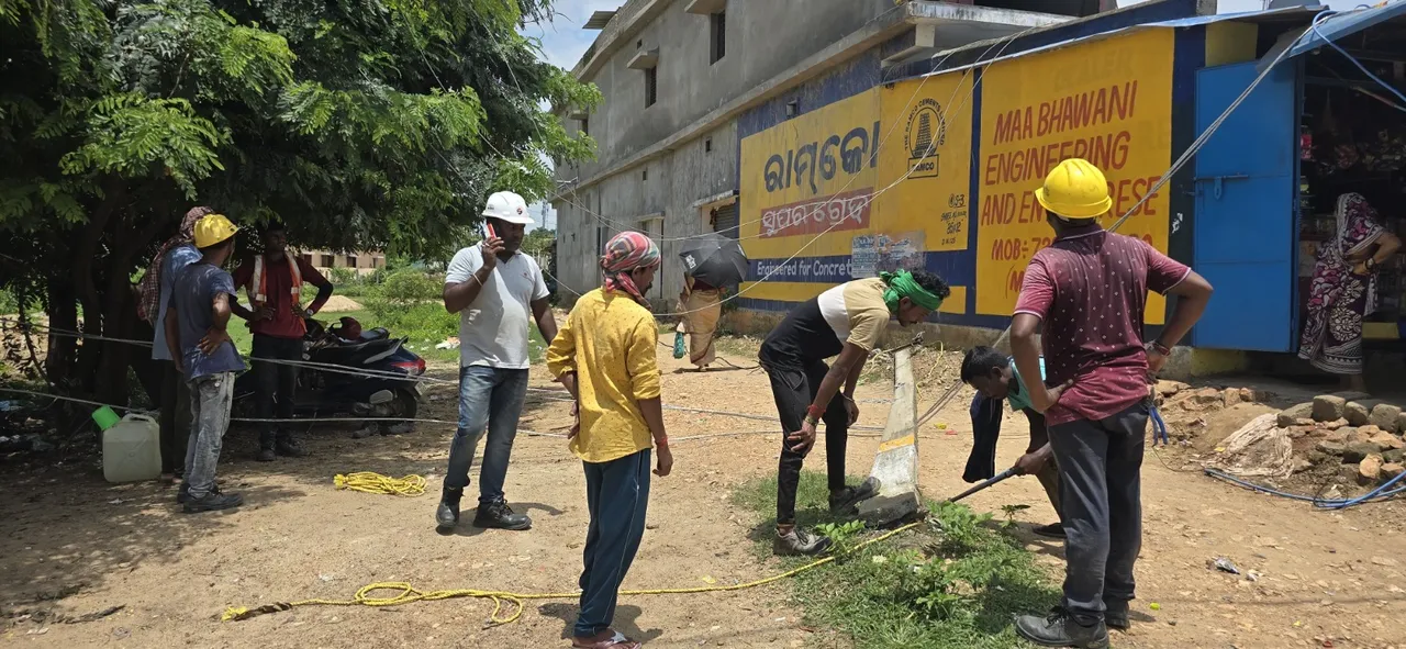  ବିଦ୍ୟୁତ ଖୁଣ୍ଟରେ ଚଢ଼ି ତାର ଖଞ୍ଜୁଥିବା ବେଳେ ଅଘଟଣ