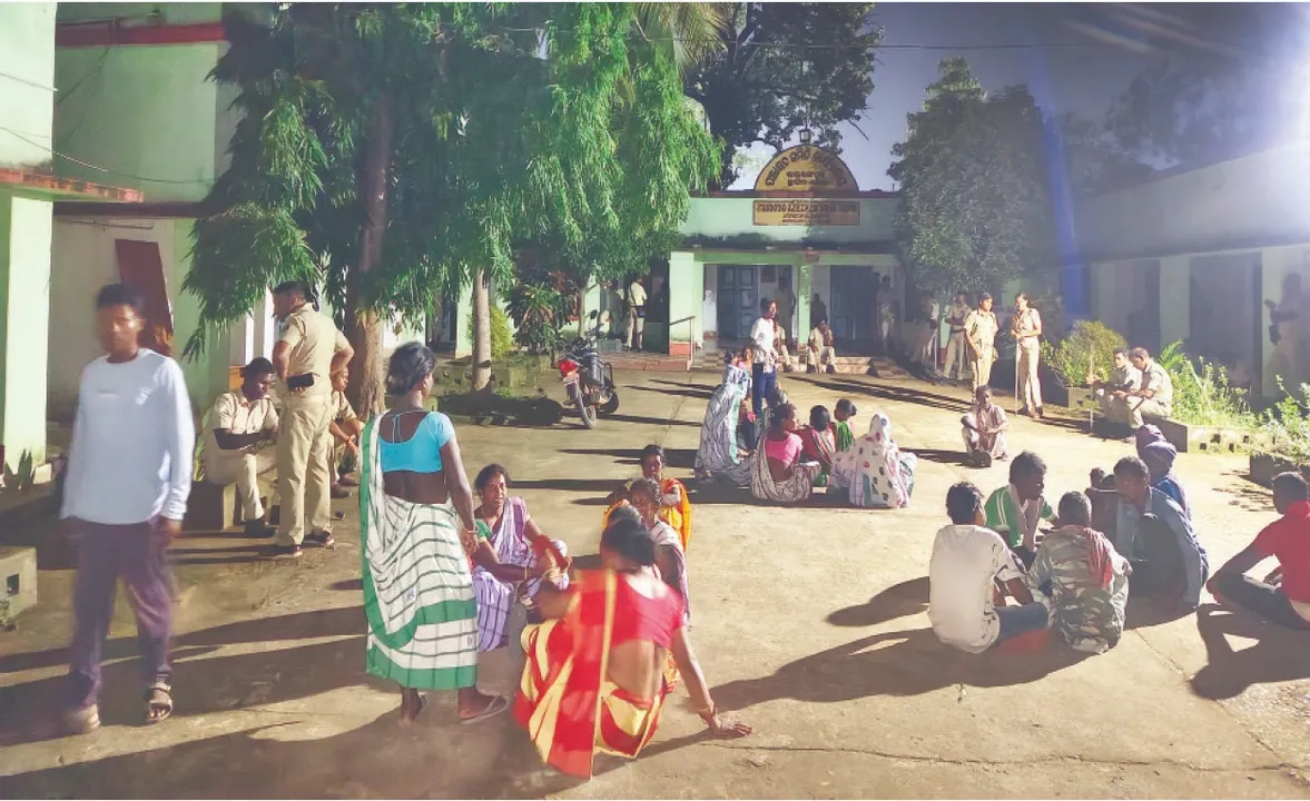 ରୁଙ୍ଗ୍‌ଟା ଶିଳ୍ପ ପ୍ରତିଷ୍ଠା ପାଇଁ ପଲ୍ଲୀସଭା: ଆନ୍ଦୋଳନକାରୀଙ୍କୁ ଲାଠିମାଡ଼, ସଂଗୃହୀତ ମତ ନ ଜଣାଇବାରୁ ତାତିଲେ