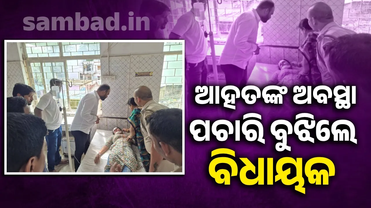  Passenger bus hits truck from behind: 15 injured Photograph: (sambad.in) 
