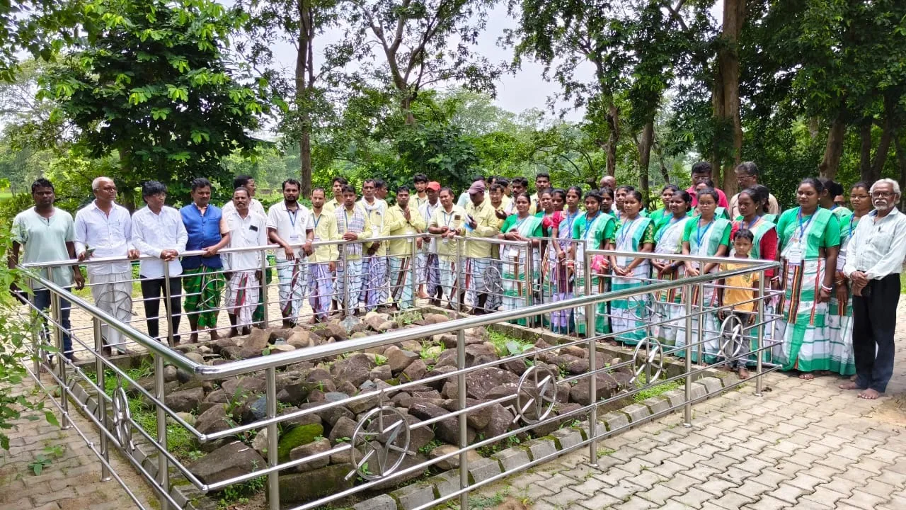  ଆଲଚିକି ଶିକ୍ଷକ-ଶିକ୍ଷୟିତ୍ରୀଙ୍କ ରଘୁନାଥ ମୁର୍ମୁଙ୍କ ଜନ୍ମପୀଠ ପରିଦର୍ଶନ