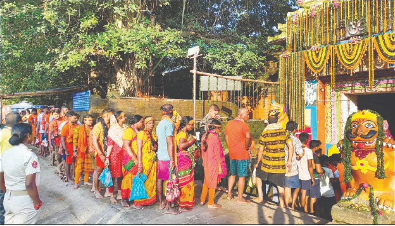 ଶ୍ରୀଲିଙ୍ଗରାଜଙ୍କୁ ଜଳଲାଗି କଲେ ୨୦ହଜାର କାଉଡ଼ିଆ