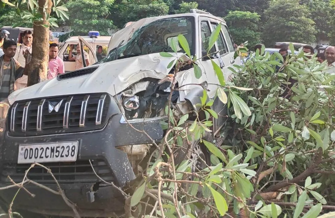  ଦ୍ରୁତଗାମୀ କାର ଦୁର୍ଘଟଣାଗ୍ରସ୍ତ: ଚାଳକ ଫେରାର, ଦୁର୍ଘଟଣାରୁ ବର୍ତ୍ତିଲେ ଛାତ୍ରଛାତ୍ରୀ-ଅଭିଭାବକ