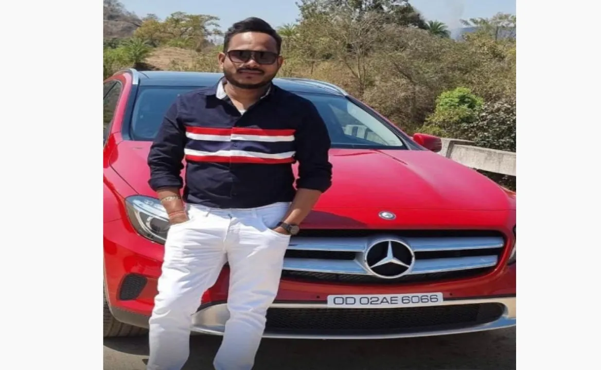  ଗୋଲ୍‌ଡ ଟ୍ରେଡର୍‌ ସାଜି ୧୫ କୋଟି ଠକିନେଲା: ହାଇପ୍ରୋଫାଇଲ୍‌ ଠକକୁ ବାନ୍ଧିଲା ଏସ୍‌ସିୟୁ, ସ୍କାନର୍‌ରେ ଧୂର୍ତ୍ତ ରମେଶର ପତ୍ନୀ