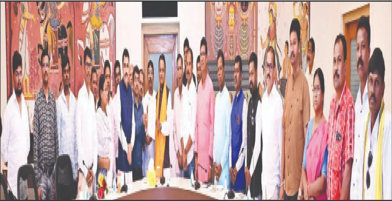  ମୁଖ୍ୟମନ୍ତ୍ରୀଙ୍କୁ ଭେଟିଲା ଓଡ଼ିଶା ଆଦିବାସୀ ମହାସଂଘ