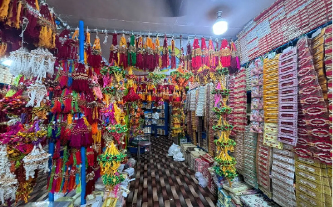  ଜଟଣୀରେ ରଙ୍ଗବେରଙ୍ଗର ରାକ୍ଷୀ ପସରା