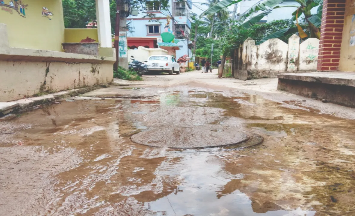  ସ୍ବେରେଜ୍‌ ଟାଙ୍କି ନିର୍ମାଣ ହେଲା, ସ୍ଥିତି ସୁଧୁରିଲାନି: ରାସ୍ତାରେ ଛୁଟୁଛି ମଇଳା ପାଣି