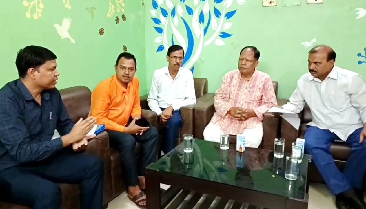  ରେଳଷ୍ଟେସନ ବର୍ଦ୍ଧିତ ପାର୍କିଂ ଫି ଜୁଲମ୍‌  ସ୍ଥଗିତରଖିବାକୁ ରଘୁନାଥପାଲୀ ବିଧାୟକଙ୍କୁ ରେଳଅଧିକାରୀଙ୍କ ପ୍ରତିଶ୍ରୁତି