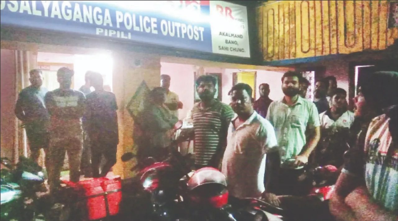  ବୋମାମାଡ଼ରେ ଥରିଲା ସଂଘଳେଇ ଶାସନ ଛକ: ଦୁର୍ବୃତ୍ତଙ୍କୁ ଗିରଫ ଦାବିରେ ଫାଣ୍ଡି ଘେରାଉ