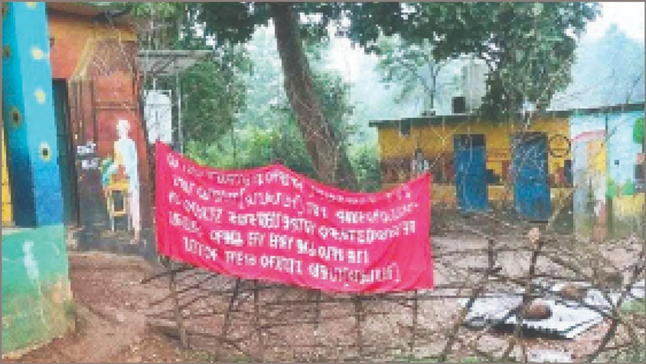  ସୀମାନ୍ତରେ ମାଓ ପୋଷ୍ଟର: ସ୍କୁଲରେ ଟାଙ୍ଗିଲେ ବ୍ୟାନର୍‌