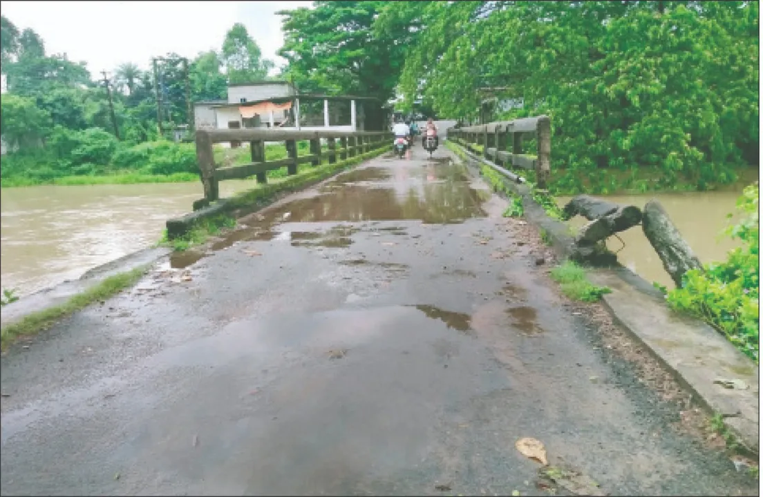  ଚଉଷଠିଯୋଗିନୀ ପୀଠକୁ ନାହିଁ ଉନ୍ନତ ସଡ଼କ: ପୁରୀ କେନାଲ ସେତୁରେ ବିପଜ୍ଜନକ ଯାତ୍ରା, ଉପରେ ଜମୁଛି ପାଣି, ଖାଇଗଲାଣି ପିଲାର୍‌ କଂକ୍ରିଟ୍‌