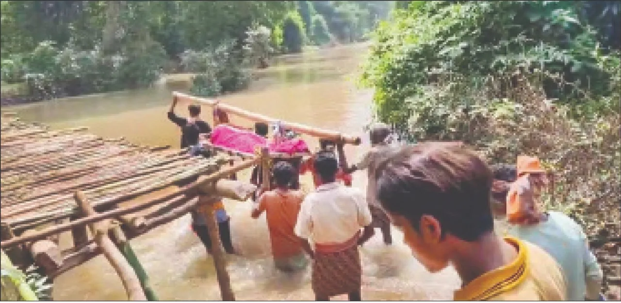  ବଡ଼ଖମଣ ଗ୍ରାମବାସୀଙ୍କ ଦୁଃଖ ‘ସମାକୋଇ’ ଖଟିଆରେ ଶବ ବୋହି ନଦୀ ପାର କଲେ ସମ୍ପର୍କୀୟ