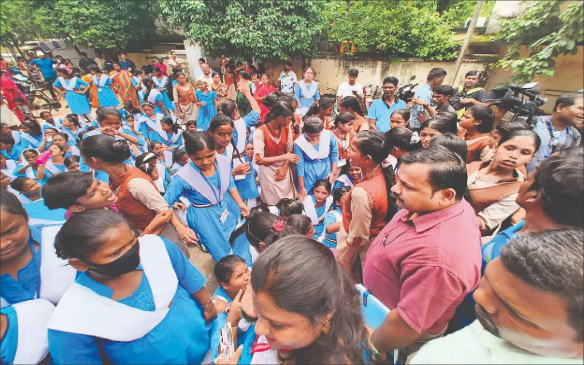  ୟୁନିଟ୍‌-୧ ବାଳିକା ହାଇସ୍କୁଲ ପ୍ରଧାନଶିକ୍ଷକ ଗିରଫ ଘଟଣା: ଗେଟ୍‌ରେ ତାଲା ପକାଇ ଛାତ୍ରୀଙ୍କ ଆନ୍ଦୋଳନ