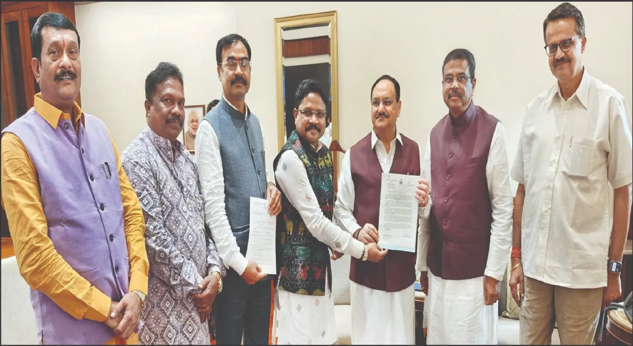  କେନ୍ଦ୍ର ସ୍ବାସ୍ଥ୍ୟ ମନ୍ତ୍ରୀଙ୍କୁ ଭେଟିଲେ ମୁକେଶ ମହାଲିଙ୍ଗ: ତାଳଚେର, ଫୁଲବାଣୀ ମେଡିକାଲରେ ୧୦୦ ଲେଖାଏଁ ସିଟ୍‌ରେ ନାମଲେଖା ପ୍ରସ୍ତାବ