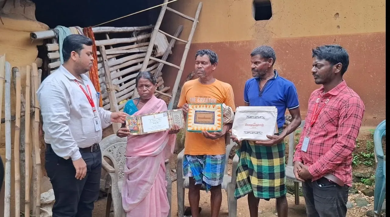  ରାଷ୍ଟ୍ରପତି ଭବନରେ ହେବାକୁ ଥିବା ନୈଶ ଭୋଜିରେ ଯୋଗଦେବାକୁ ଆଦିବାସୀ ମହିଳାଙ୍କୁ ମିଳିଲା ନିମନ୍ତ୍ରଣ