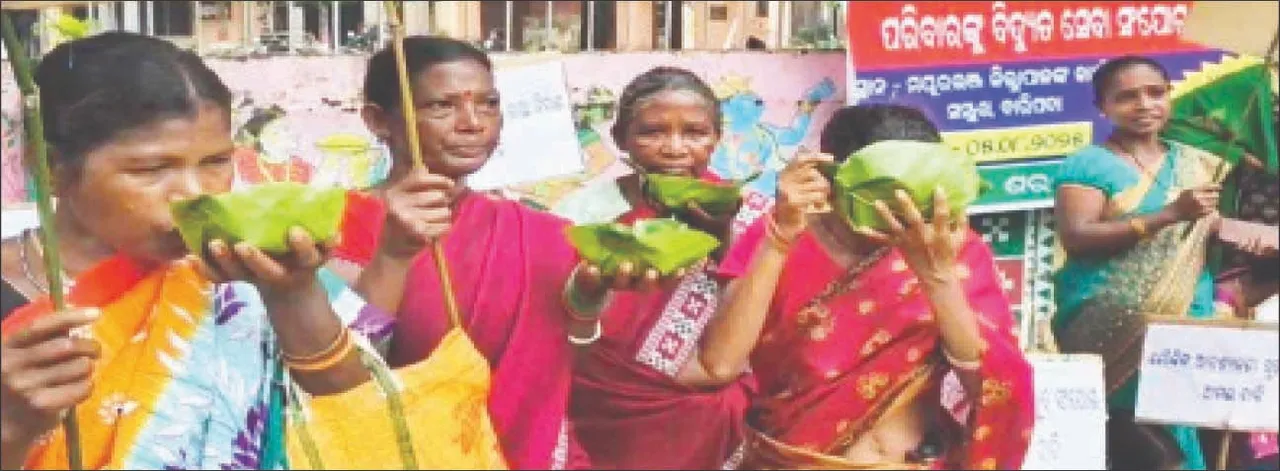  ମୌଳିକ ସୁବିଧାରୁ ବଞ୍ଚିତ ୫୫ ଆଦିବାସୀ ପରିବାର: ହାଣ୍ଡିଆ ପିଇ ଧାରଣା ଦେଲେ