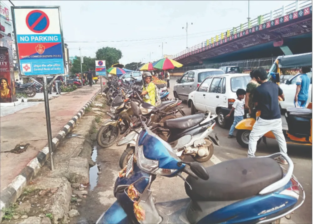  ‘ନୋ ଭେଣ୍ଡିଂ ଜୋନ୍‌’ରେ ବେପାର ‘ନୋ ପାର୍କିଂ’ରେ ଗାଡ଼ି