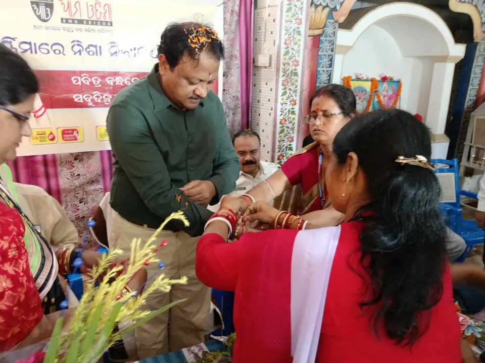  ଆମ ଓଡ଼ିଶା ସମ୍ବାଦ ସାହିତ୍ୟଘର ପକ୍ଷରୁ ରକ୍ଷାବନ୍ଧନ। (ଫଟୋ: ଭଦ୍ରକ) 