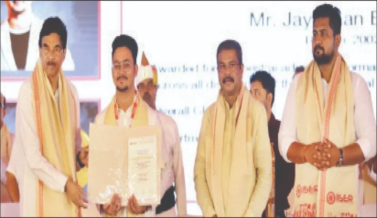  ଶିକ୍ଷାକୁ ଡିଗ୍ରିରେ ସୀମିତ ରଖନ୍ତୁ ନାହିଁ: ରାଜ୍ୟପାଳ