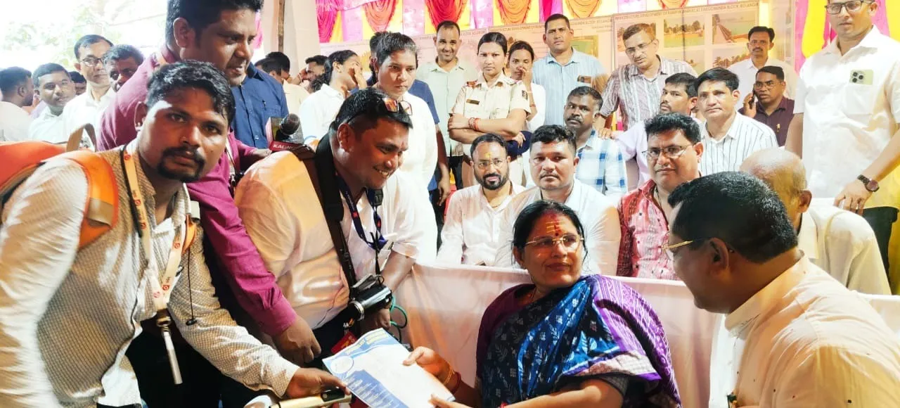  ବଙ୍ଗୋମୁଣ୍ଡା ସାମ୍ବାଦିକ ସଂଘ ପକ୍ଷରୁ ଉପମୁଖ୍ୟମନ୍ତ୍ରୀ ଙ୍କୁ ଦାବିପତ୍ର ପ୍ରଦାନ